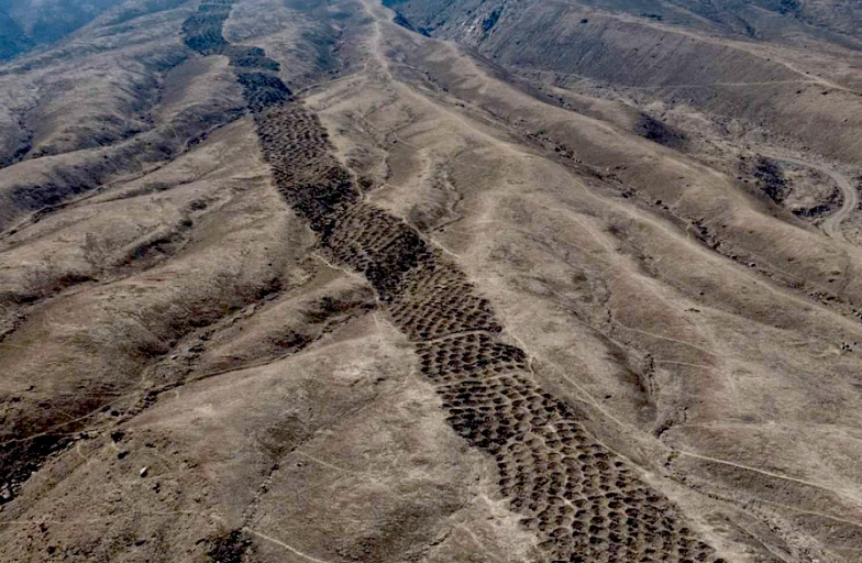 Huy động nhân công khắc hơn 5.000 hố tròn rộng 1-2m dọc theo sườn núi, chuyên gia lập tức vào cuộc