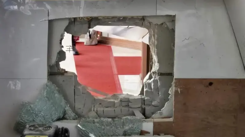 Phong tỏa khẩn cấp một khu mộ tổ, tịch thu hơn 1,3kg vàng cùng tiền mặt của người đàn ông - ảnh 1