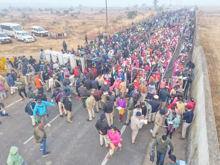 8.000 thí sinh ngồi làm bài thi tuyển dụng trên đường băng, cạnh tranh 187 suất làm dân quân tự vệ - ảnh 1