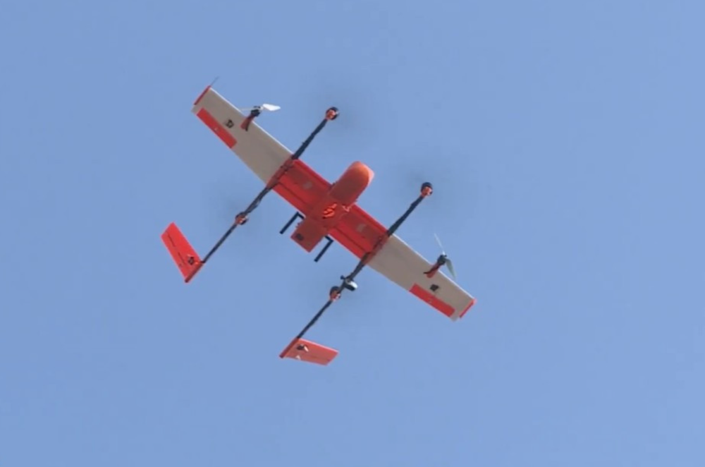 Bệnh viện đầu tiên ở Việt Nam sử dụng máy bay không người lái vận chuyển khẩn cấp thuốc, mẫu xét nghiệm, thiết bị y tế - ảnh 3