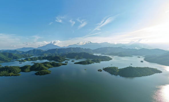 Lần đầu tiên Việt Nam có ‘thành phố du lịch hồ’, tọa lạc giữa vùng thiên nhiên 100 niên tuổi- Ảnh 1.