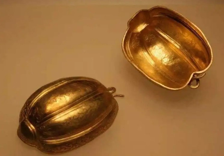 Phát hiện phiến đá lớn khi thi công ống thoát nước, ban quản lý lập tức phong tỏa hiện trường, xác định kho báu trị giá 11.000 tỷ đồng - ảnh 2