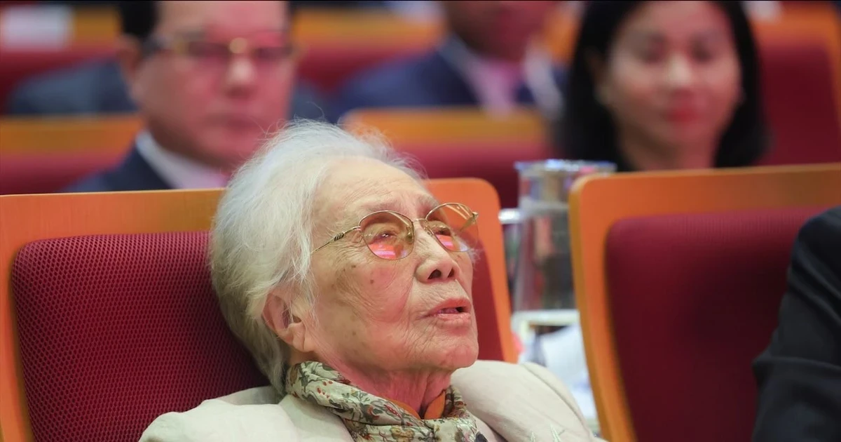 Bà Nguyễn Thị Bình là đại biểu nhiều tuổi nhất tham dự Đại hội Thi đua yêu nước