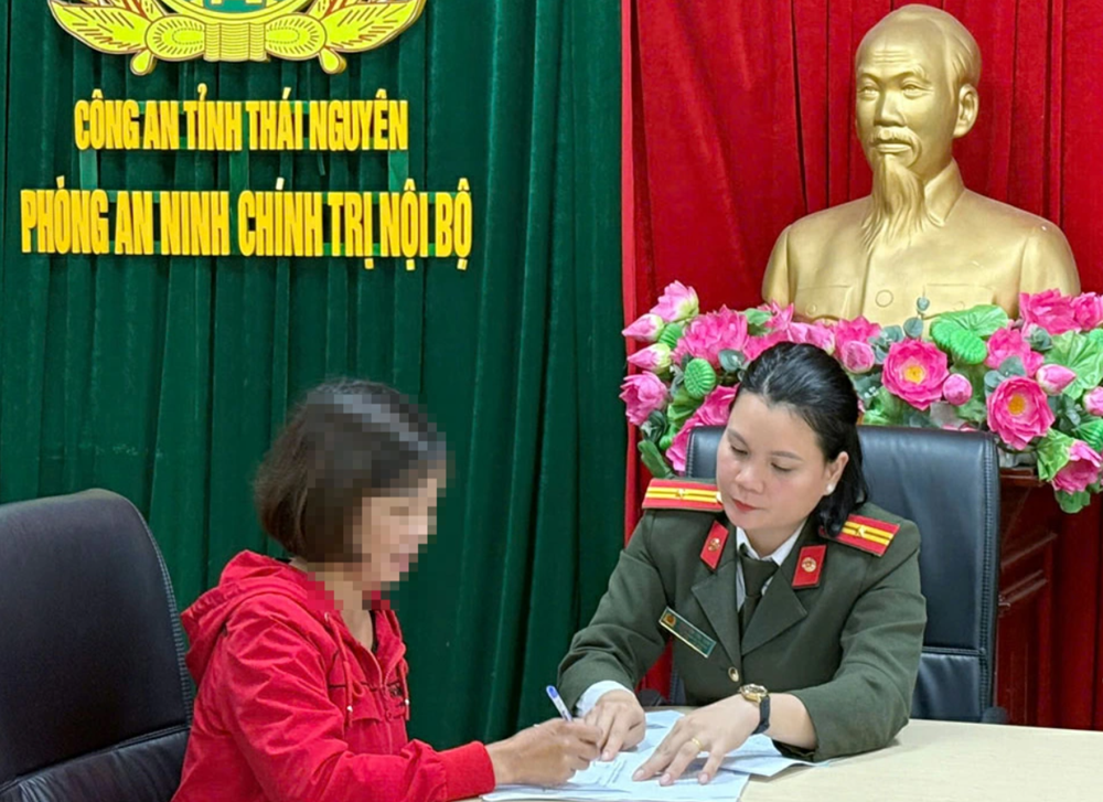 Xác minh danh tính người phụ nữ ngồi lên cờ Tổ quốc khi xem bóng đá - ảnh 1