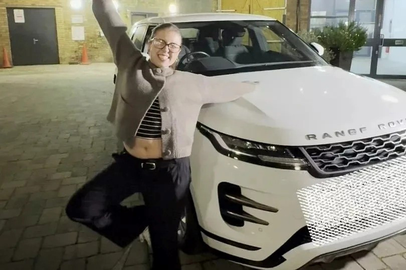 'Sếp nhà người ta' chi tiền tỷ tặng quà Giáng sinh cho nhân viên, có người bốc trúng Range Rover