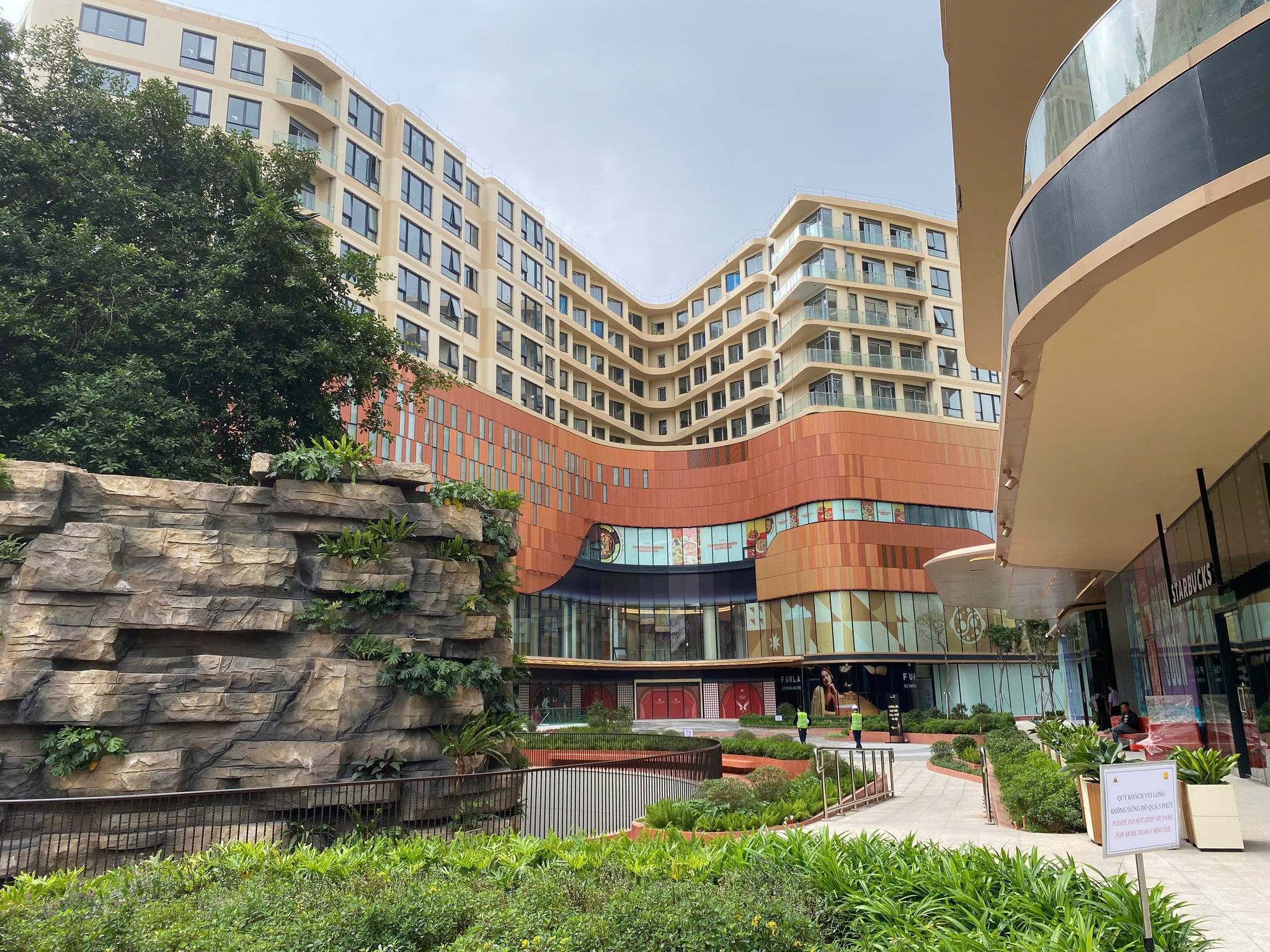 Bên trong Tổ hợp dịch vụ Tiến Bộ Plaza