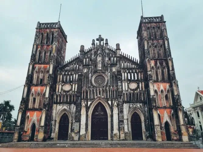 'Vương cung Thánh đường' sở hữu vẻ đẹp vượt thời gian: Cách Hà Nội 70km, sở hữu chuông đồng nặng hơn 1 tấn và hầm mộ bí ẩn - ảnh 1