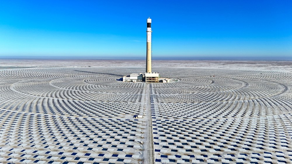 Huy động nguồn lực khổng lồ, tiêu tốn 15.000 tỷ, lắp đặt hơn 25.500 tấm gương xây 'tháp vàng' đồ sộ giữa lòng sa mạc lớn nhất châu Á