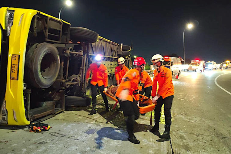 Xe buýt mất lái trên đường cao tốc khiến 16 người thiệt mạng: Xe không đủ điều kiện vẫn liều mạng lưu thông - ảnh 1