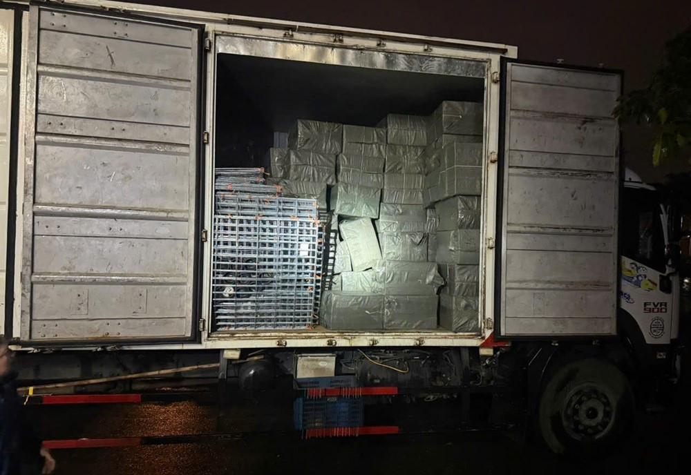 Kiểm tra xe tải đỗ ven đường, tịch thu 69.500 bao thuốc trị giá 2 tỷ đồng - ảnh 1