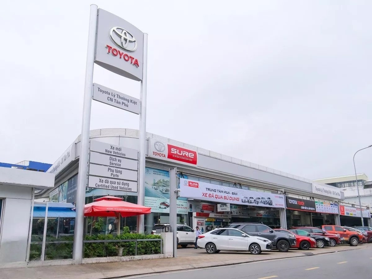 Sắp 'chốt sổ' doanh số 2025: Ô tô bước vào 'cuộc đua' giảm giá, xe điện và hybrid dần lên ngôi