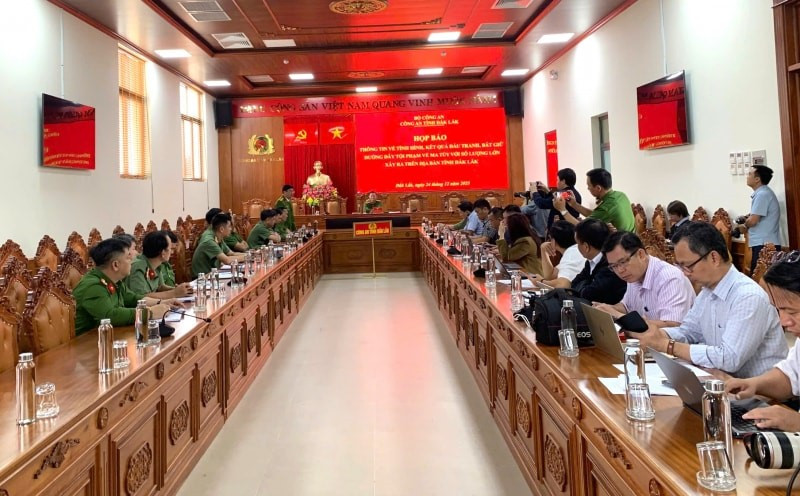 Huy động chó nghiệp vụ, sử dụng máy xúc đào xới khu đất vườn rộng 2.000m², tiến hành khám xét khẩn cấp nơi ở của Vũ Đình Trọng - ảnh 1