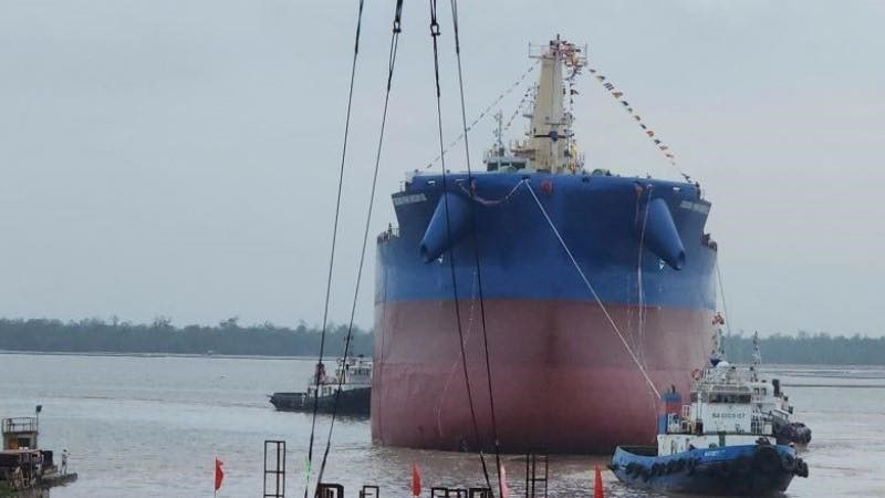 Chính thức hạ thủy tàu hàng tải trọng 65.000DWT, lớn nhất cả nước, do hơn 500 kỹ sư, công nhân người Việt Nam tự thiết kế, thi công - ảnh 1