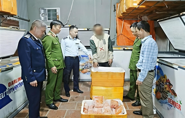 Gần 700kg trứng non, nầm lợn không nguồn gốc tại cơ sở do N.S.T. sinh năm 1990 làm chủ chuẩn bị tuồn vào các quán ăn