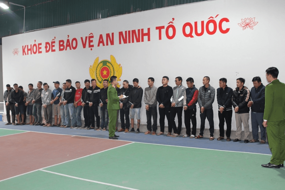 Đột kích một sới gà, bắt nóng 28 người, tịch thu 3 con gà chọi, 2 ô tô và gần 60 triệu đồng tiền mặt - ảnh 2