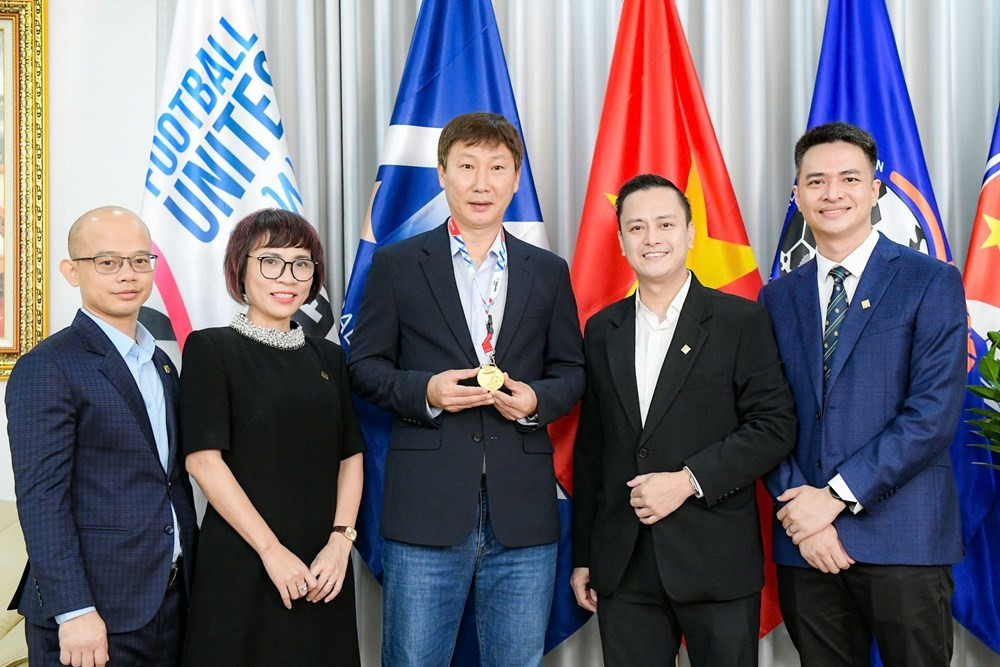 Huy chương 33 chỉ vàng phiên bản giới hạn của HLV Kim Sang-sik có gì đặc biệt? - ảnh 1