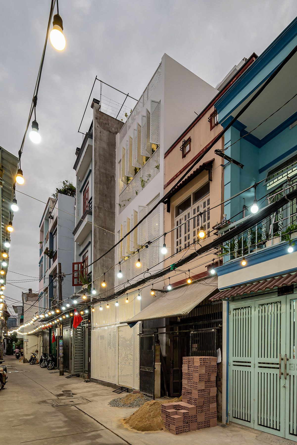 Không gian an trú của 3 anh chị em giữa lòng Sài Gòn: Ẩn mình như ốc đảo thu nhỏ- Ảnh 1.