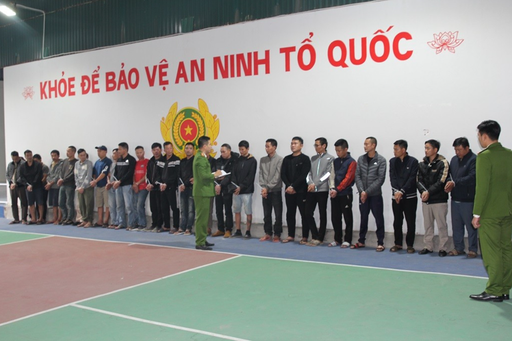 Đột kích một sới gà, bắt nóng 28 người, tịch thu 3 con gà chọi, 2 ô tô và gần 60 triệu đồng tiền mặt