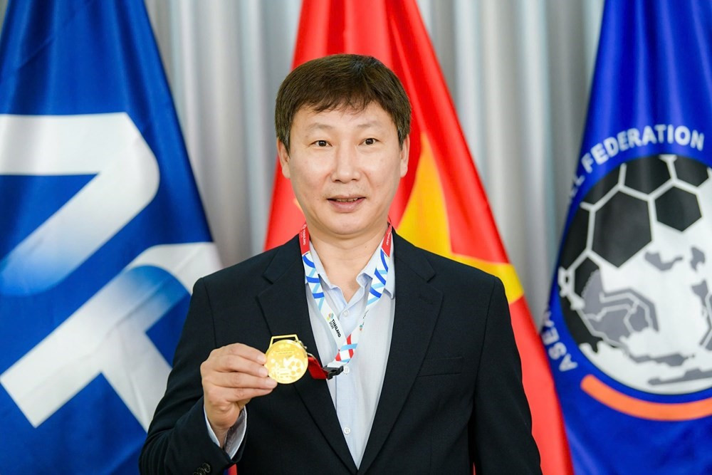 Huy chương 33 chỉ vàng phiên bản giới hạn của HLV Kim Sang-sik có gì đặc biệt? - ảnh 3