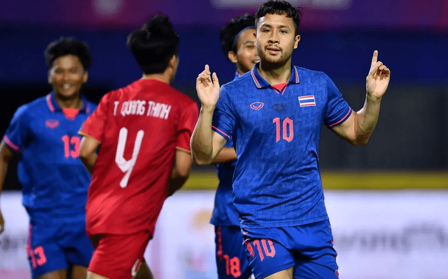Sao U22 Thái Lan từng ‘xé lưới’ Việt Nam bất ngờ đi tu - ảnh 3