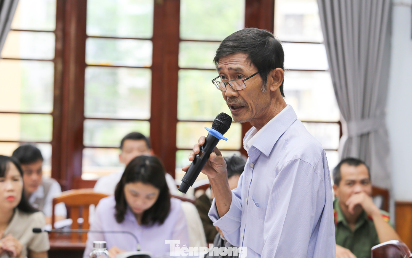 Người dân nêu ý kiến tại buổi đối thoại. Ảnh: Trương Định. tp-c_img-9964.jpg