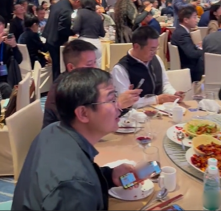 Một nhân viên trúng giải ‘365 ngày nghỉ phép có lương’ tại tiệc cuối năm