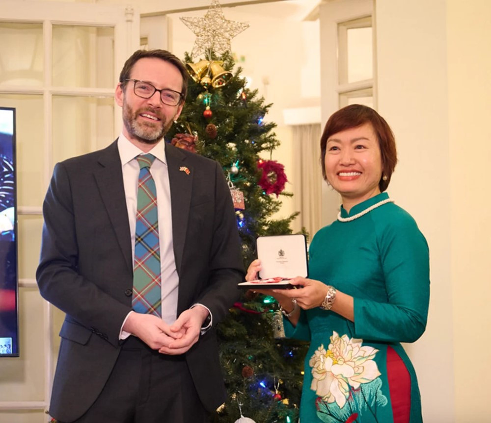 Lần đầu tiên, một công dân Việt Nam đang sinh sống và làm việc trong nước được Hoàng gia Anh trao tặng danh hiệu cao quý