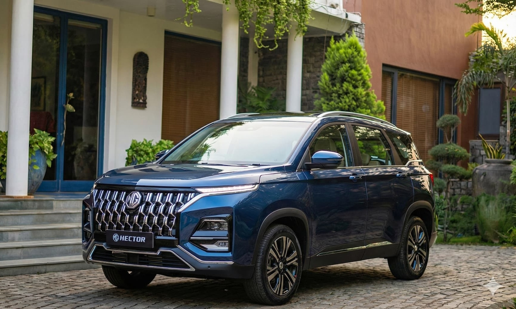 MG chính thức bán mẫu SUV cỡ B với giá 347 triệu: Thiết kế ‘nịnh mắt’, nội thất ngập tràn công nghệ, có tính năng rất hữu ích khi đi đường chật hẹp mà rẻ hơn Hyundai i10