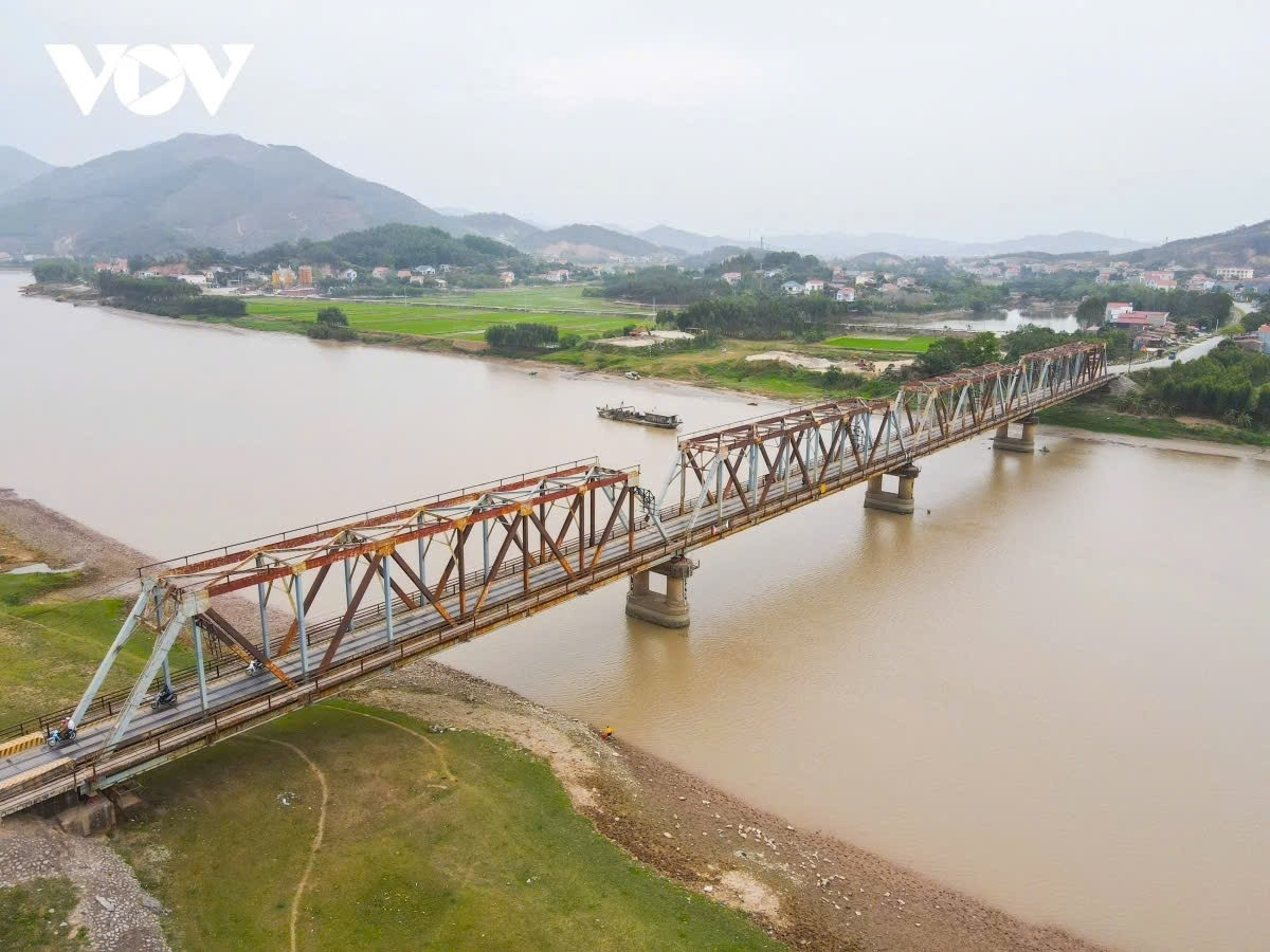 Sắp hợp long cầu trăm tỷ thay thế cho cây cầu đặc biệt hiếm hoi có đường bộ chung đường sắt tại Việt Nam- Ảnh 2.