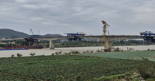 Sắp hợp long công trình trăm tỷ thay thế cho cây cầu đặc biệt hiếm hoi có đường bộ chung đường sắt tại Việt Nam