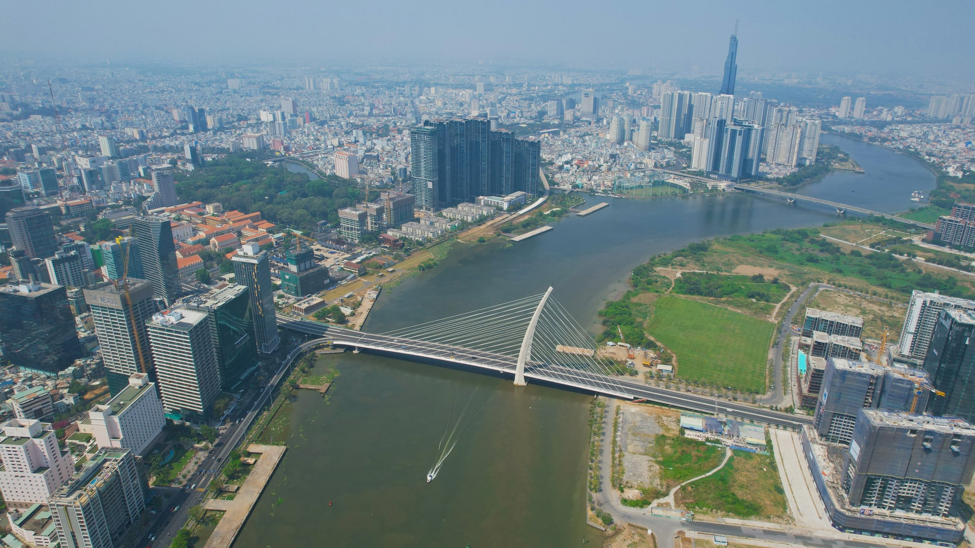 Dòng vốn ngoại ồ ạt vào TP. HCM, FDI năm 2025 gần chạm mốc 8,4 tỷ USD