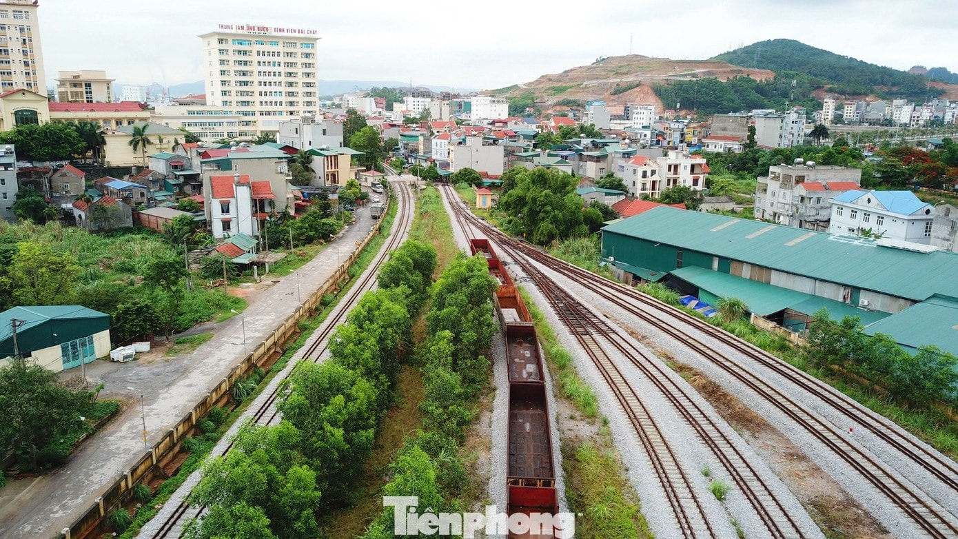 duong-sat-yen-vien-pha-lai-ha-long-cai-lan-2.jpg