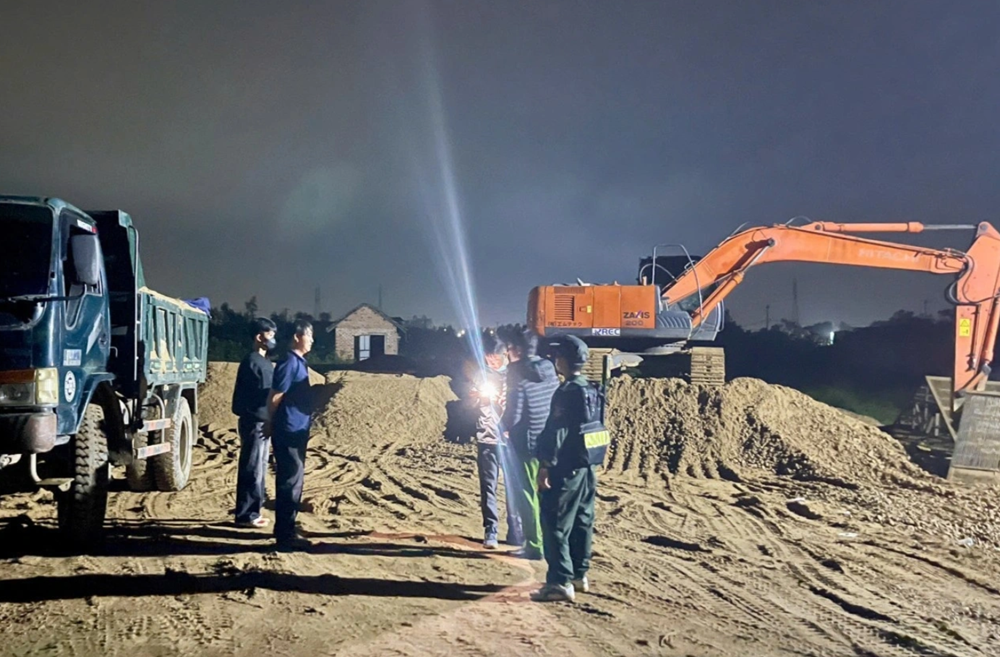 Đột kích 2 điểm khai thác cát, tịch thu 11 xe ben, 3 ô tô, 29 điện thoại, 8 bộ đàm cùng nhiều tang vật quan trọng - ảnh 1