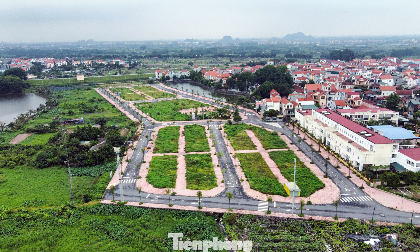Từ 1/1/2026, bảng giá đất được xây dựng đến từng thửa và thực hiện định kỳ hằng năm. tp-dau-gia-dat-bo-hoang17-1052-6025.jpg