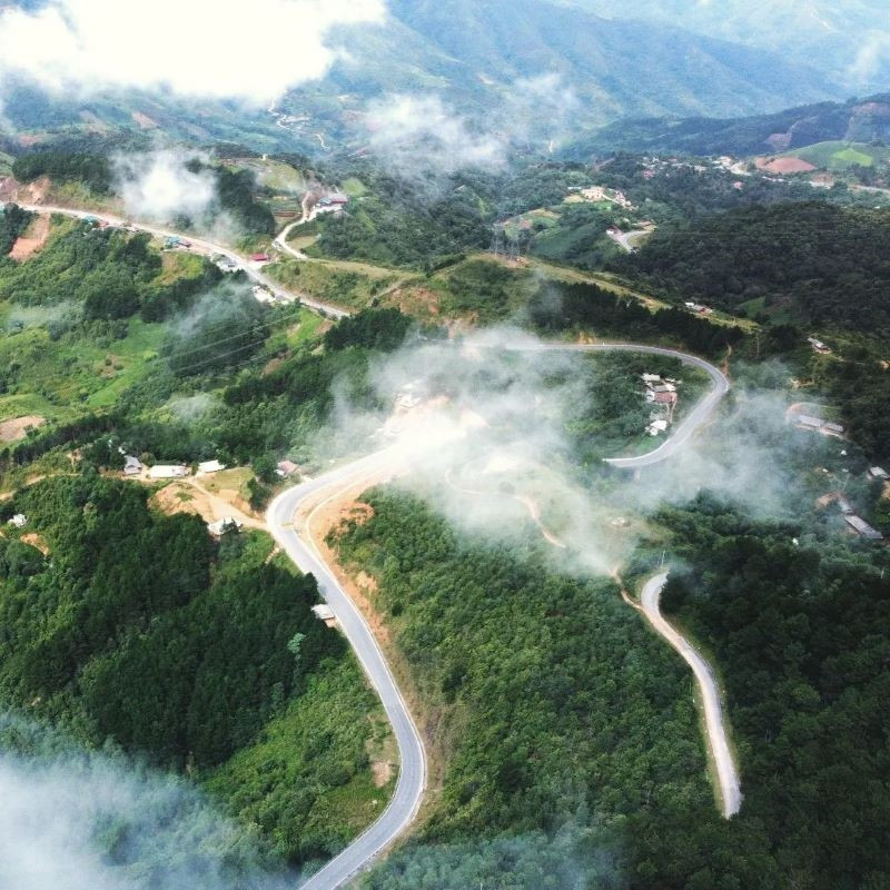 Cung đường dài 32km là chứng nhân cho chiến thắng ‘lừng lẫy năm châu, chấn động địa cầu’, nay mở ra ‘tiên cảnh’ với 125 khúc cua tay áo chữ A, chữ Z - ảnh 1