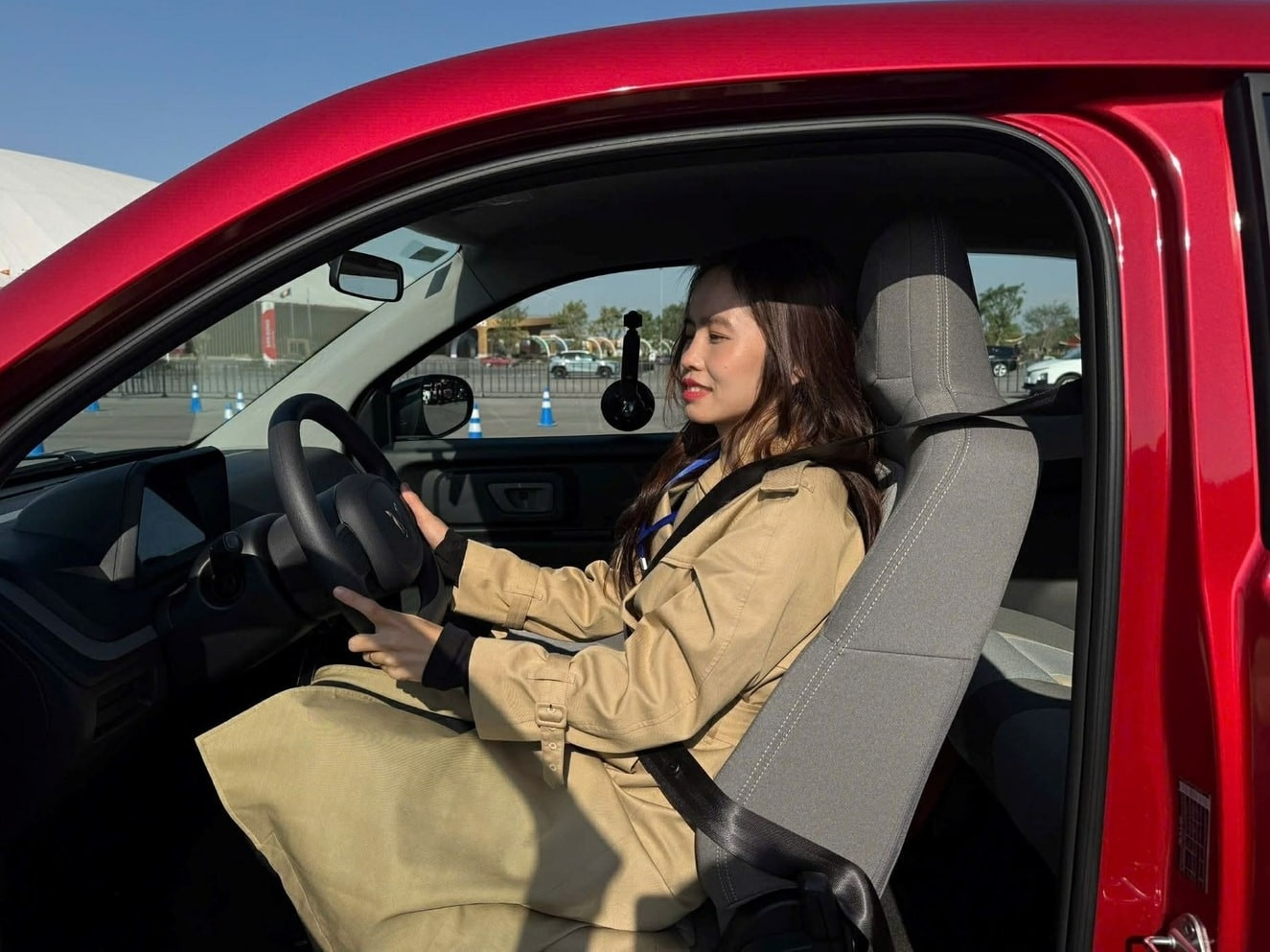 Mẫu ô tô rẻ nhất của VinFast chỉ 269 triệu được quảng cáo nhỏ gọn, khách hàng nữ 1m50 lái thử và đưa ra thẳng lời nhận xét, không ngại ‘bóc tách’ về nội thất