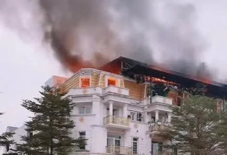 Hà Nội: Lửa cháy ngùn ngụt tại dãy biệt thự liền kề Geleximco trên đường Lê Trọng Tấn