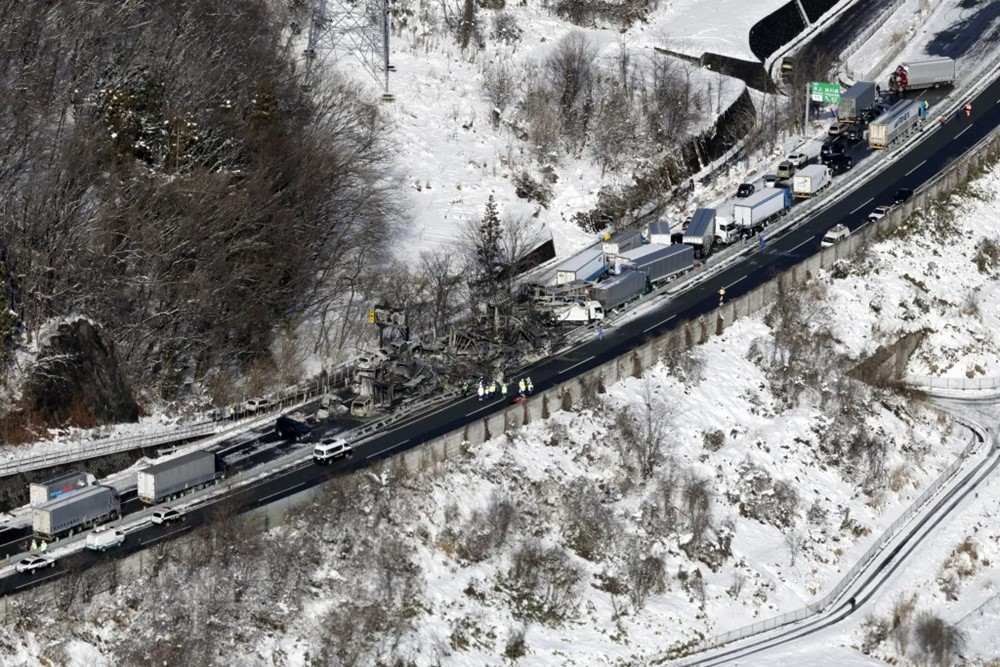 Kinh hoàng hơn 50 xe đâm liên hoàn trên cao tốc: Hàng chục người bị thương, nhiều phương tiện bốc cháy đen kịt khiến giao thông tê liệt hàng tiếng đồng hồ - ảnh 1