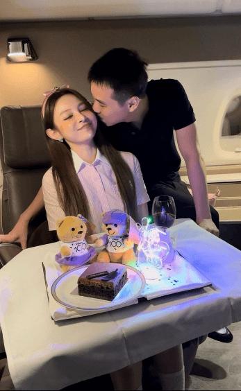 Cô gái Việt từ bỏ hào quang đi lấy chồng đại gia, được tặng biệt thự hơn 100 tỷ dịp Valentine, chuyển khoản 24 tỷ để thư giãn và ‘tiêu vặt’ - ảnh 2