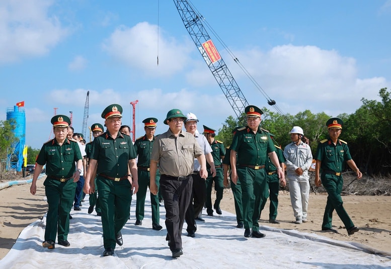 Thủ tướng Phạm Minh Chính kiểm tra tiến độ thi công tuyến giao thông ra đảo Hòn Khoai và Cảng tổng hợp lưỡng dụng Hòn Khoai. Nguồn ảnh: Báo Chính phủ