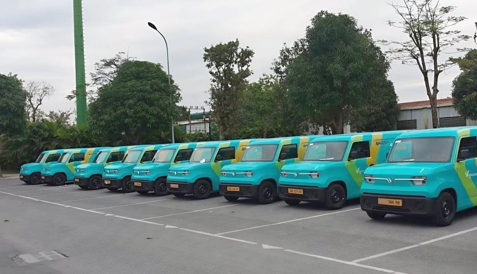 Công ty của tỷ phú Phạm Nhật Vượng vừa ra mắt dịch vụ chở hàng bằng xe tải điện VinFast EC Van: Giá cước chỉ từ 110.000 đồng/chuyến, thích hợp mọi nhu cầu