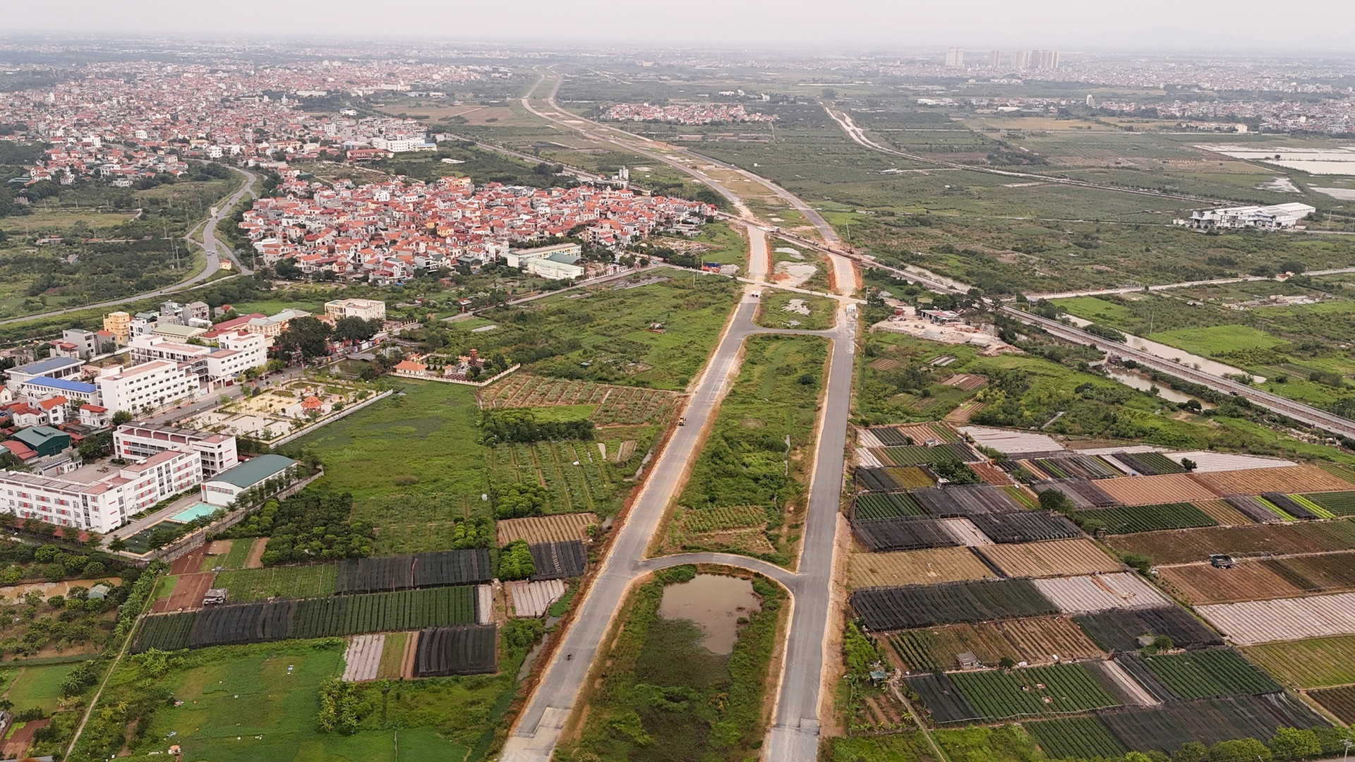 Hối hả trên công trường triển khai tuyến vành đai huyết mạch gần 86.000 tỷ, đi qua 3 tỉnh/thành miền Bắc- Ảnh 1.