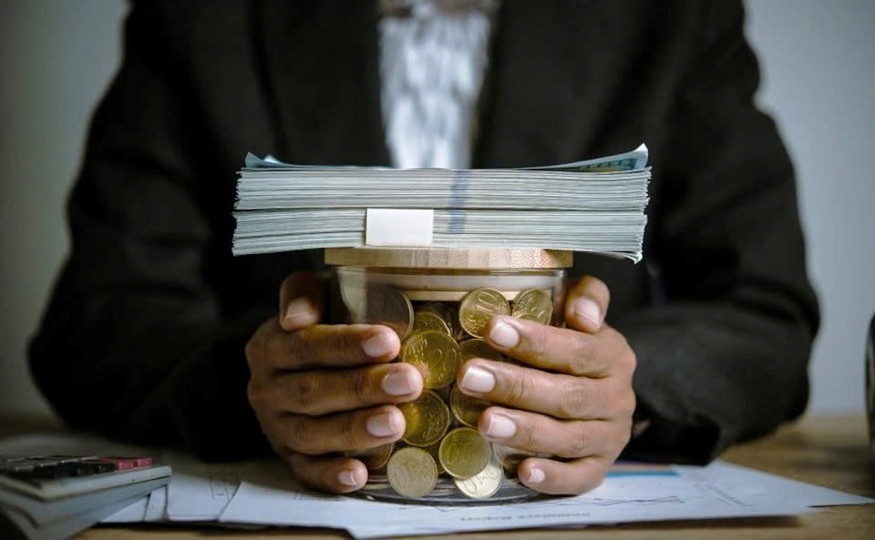 Muốn bớt áp lực tiền bạc năm 2026, học ngay 3 thói quen 'đáng tiền' người giàu duy trì mỗi ngày - ảnh 1