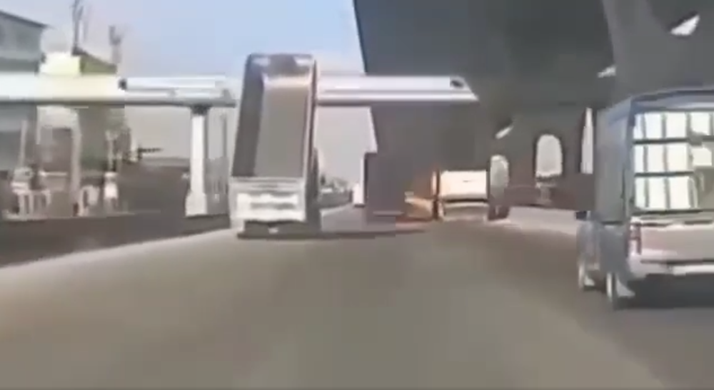 Phong tỏa khẩn cấp hiện trường vụ xe tải quên hạ thùng, đâm sập cầu đi bộ khiến 2 người thương vong - ảnh 2