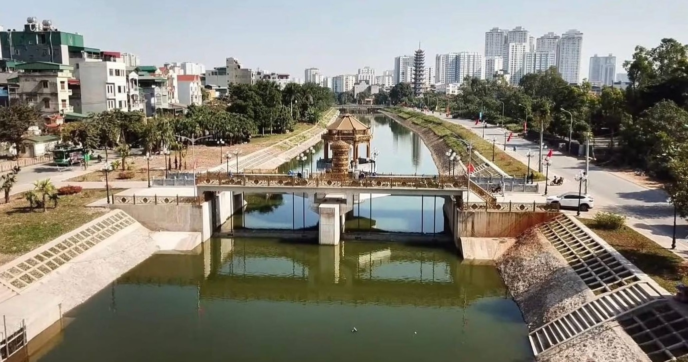 Đập dâng trên dòng sông hơn 2.000 năm tuổi ô nhiễm nhất Thủ đô đã hoàn thiện, thành hình đẹp mắt- Ảnh 2.
