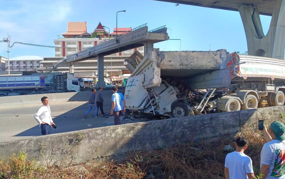 Phong tỏa khẩn cấp hiện trường vụ xe tải quên hạ thùng, đâm sập cầu đi bộ khiến 2 người thương vong - ảnh 1