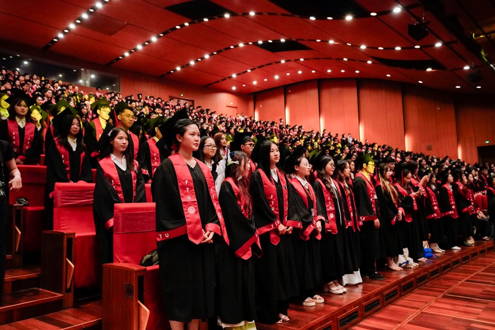 Từ 2026, sinh viên tốt nghiệp xuất sắc có thể được 'thưởng tuyển dụng' 150 triệu nếu về làm việc tại thành phố này - ảnh 1