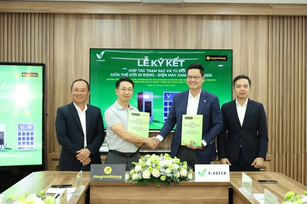 Đại diện V-Green (phải) và Thế Giới Di Động tại lễ ký kết