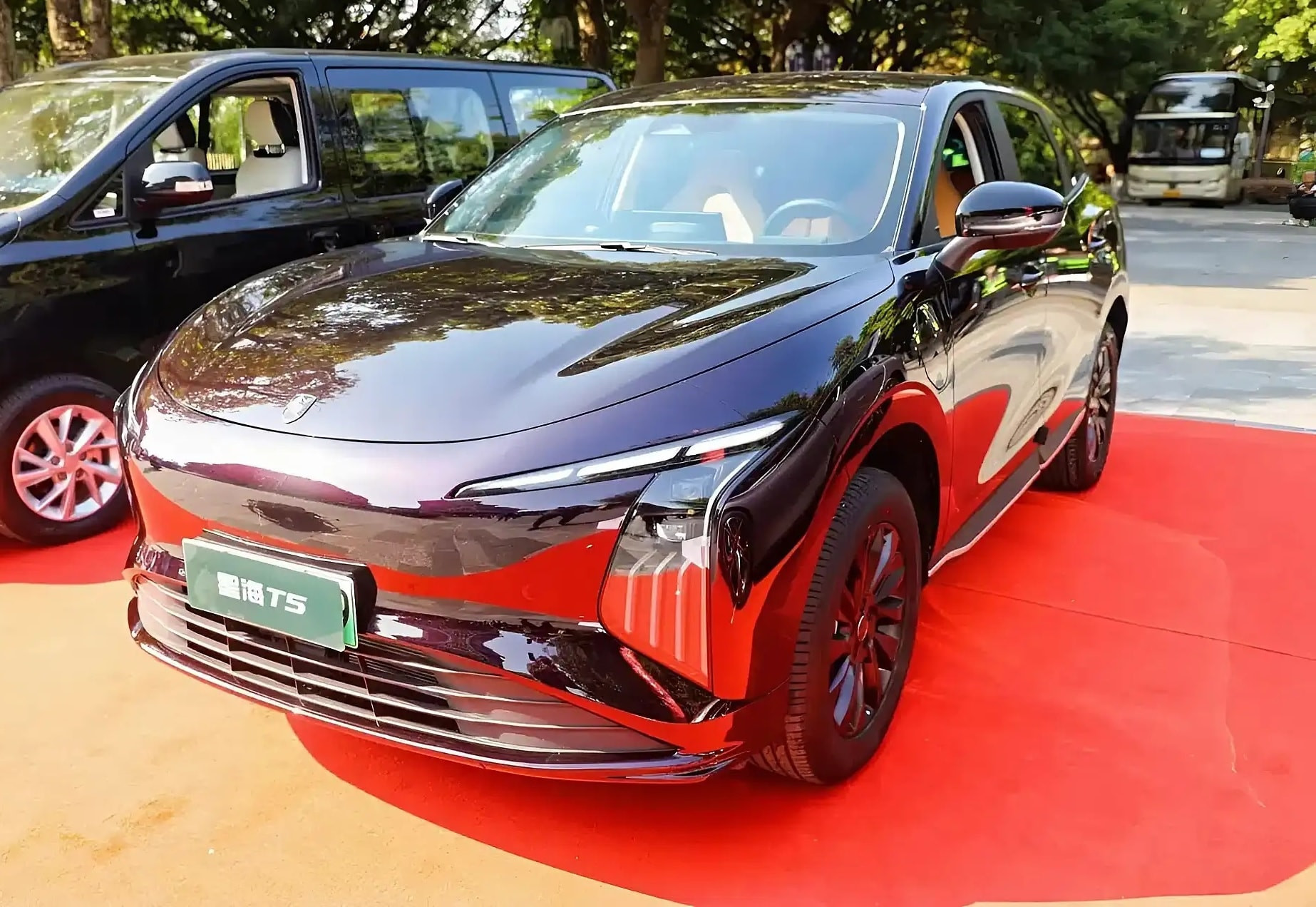 'Vua xe tải' tại Việt Nam ra mắt mẫu SUV thuần điện ngang hàng với Mazda CX-5 giá chỉ 577 triệu: Chạy được 530km/1 lần sạc, nội thất tương lai, phanh tự động, khởi động không cần chìa khoá