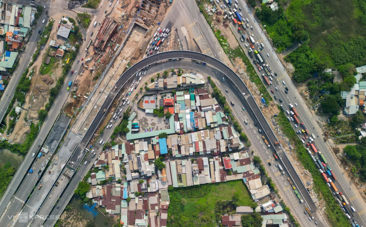 Ngày mai, cây cầu vượt đầu tiên thuộc dự án nút giao hơn 3.000 tỷ lớn nhất thành phố giàu nhất Việt Nam sẽ chính thức thông xe- Ảnh 1.